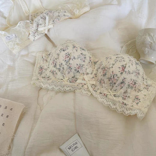 日系甜美蕾丝无肩带无钢圈小胸聚拢上托收副乳上薄下厚内衣套装女 商品图1