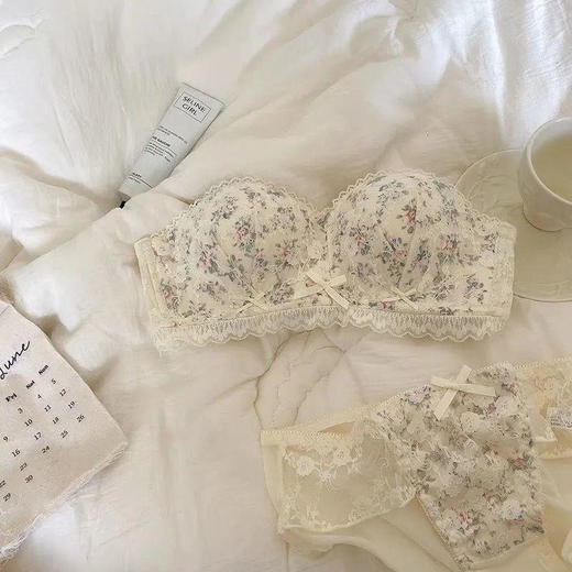 日系甜美蕾丝无肩带无钢圈小胸聚拢上托收副乳上薄下厚内衣套装女 商品图0