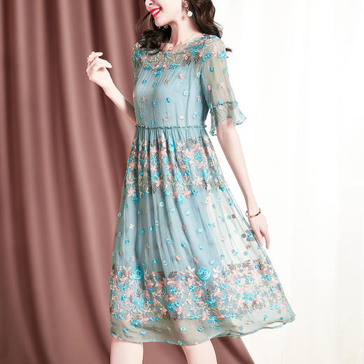 SM-年轻妈妈夏装真丝连衣裙时尚洋气中年桑蚕丝绣花裙子 商品图3