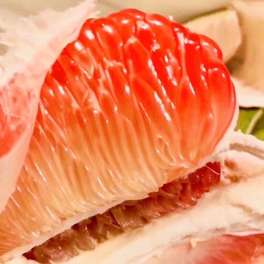 翡翠柚色泽红润 🔅肉质细嫩💧汁水丰富 ！口感甜度适中 ，是补充维生素和去火气的最佳选择❤一个口感爆棚的柚子[鼓掌] 商品图0