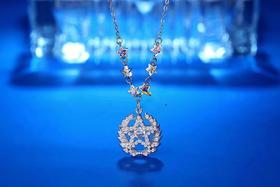 《爱恋》希望我是你的小众爱好  藏着时满心欢喜  炫耀时骄傲不已