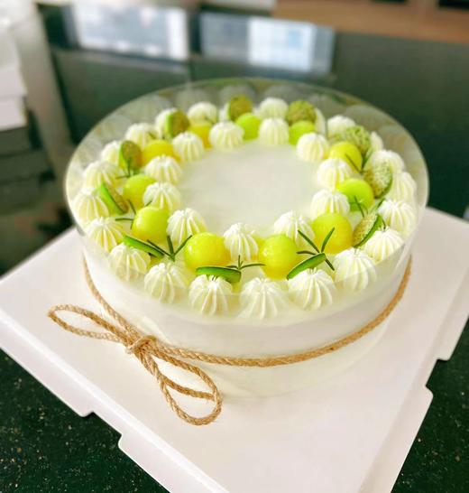 【甜久荟 精致法式蜜瓜蛋糕】已下市仅作参考 以夏季绣球盛开为意境 设计的二款蜜瓜蛋糕 用高档抹茶粉调色 顶层装饰蜜瓜球 围边抹茶“珠串” 内陷根据水果随机芒果或蜜瓜 细节满满 商品图2