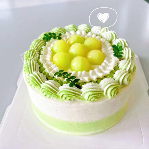 【甜久荟 精致法式蜜瓜蛋糕】已下市仅作参考 以夏季绣球盛开为意境 设计的二款蜜瓜蛋糕 用高档抹茶粉调色 顶层装饰蜜瓜球 围边抹茶“珠串” 内陷根据水果随机芒果或蜜瓜 细节满满 商品图1