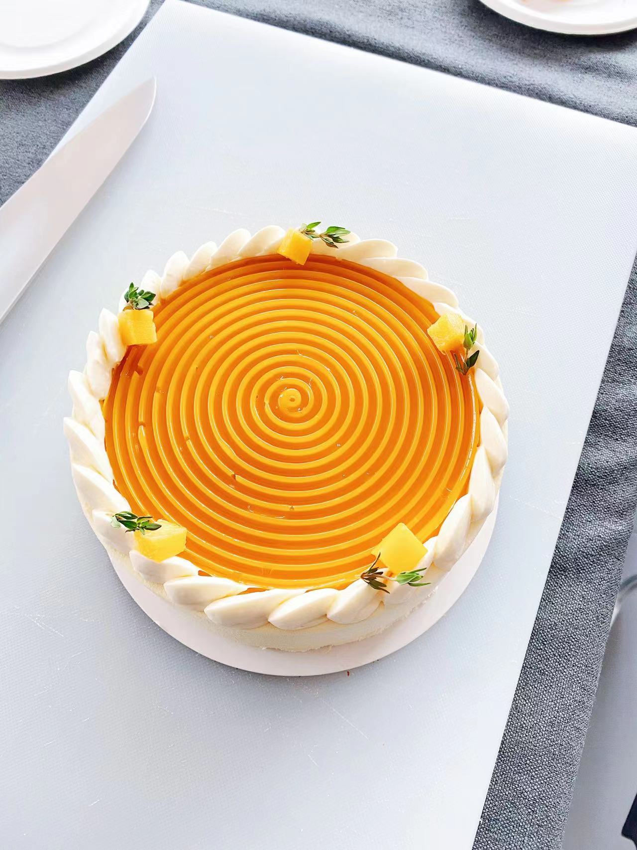 【甜久荟 “波心”蛋糕：芒果夹心 香草或胡萝卜胚蛋糕】 蔬果同源 可选加入胡萝卜碎制作的蛋糕胚给眼睛一些珍爱 好吃健康 无化学添加剂 适合任何场合