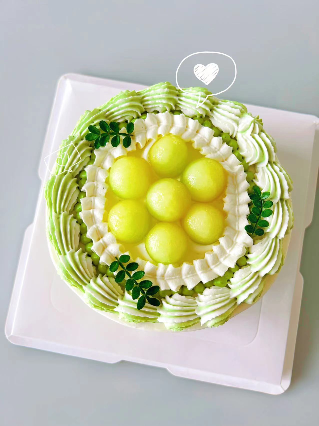 【甜久荟 精致法式蜜瓜蛋糕】已下市仅作参考 以夏季绣球盛开为意境 设计的二款蜜瓜蛋糕 用高档抹茶粉调色 顶层装饰蜜瓜球 围边抹茶“珠串” 内陷根据水果随机芒果或蜜瓜 细节满满