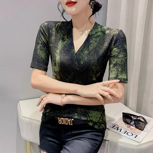 2022新款夏款洋气小衫，时髦v领亮丝网纱打底衫T恤 KQL9991 商品图2