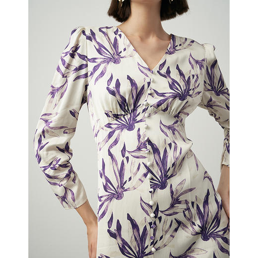 EITIE爱特爱秋季新款气质优雅高腰V领显瘦印花连衣裙7107805 商品图4