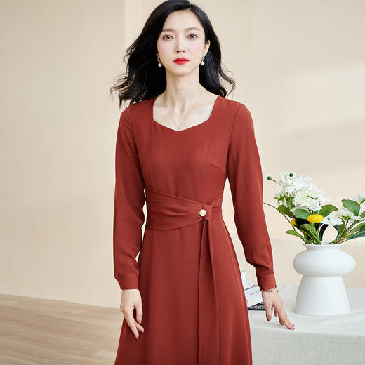 剩S/M 米思阳2026春季新款复古知性优雅方领连衣裙收腰显瘦中长裙2287 商品图1