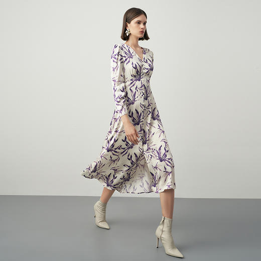 EITIE爱特爱秋季新款气质优雅高腰V领显瘦印花连衣裙7107805 商品图3