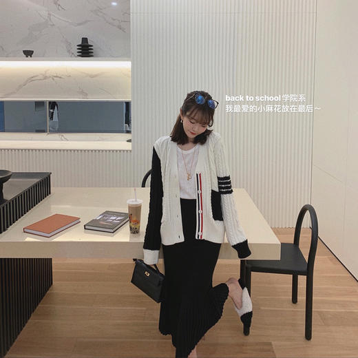 金蘑菇菇【back to school开学季】黑白学院系洋气针织开衫，小条纹款就是有2个洞不是破哦~ 商品图0