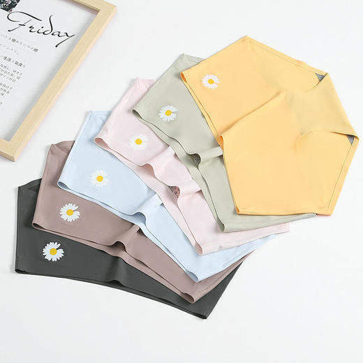 【石墨烯黑科技】无痕冰丝内裤女甜美小雏菊石墨烯裆快速干透纤薄无感柔滑凉感女士抗jun中腰透气少女三角内裤 商品图3