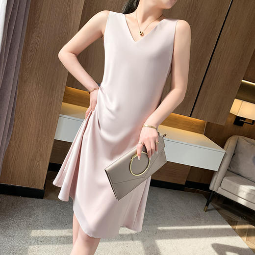 QHJY-JY2292夏装缎面吊带裙女式时尚连衣裙前后V领内搭外穿中长款背心裙 商品图4