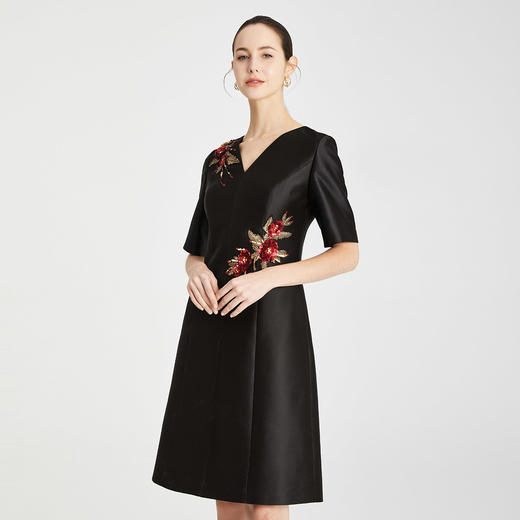 PG82E斯尔丽瑟俪商场同款2022年夏季新款V领钉珠优雅修身女神A版连衣裙 商品图0