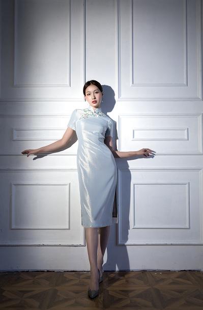 荷言HEYEN 苏园六纪【明星同款】淡蓝色珠光缎+花朵绣花手工旗袍 商品图2