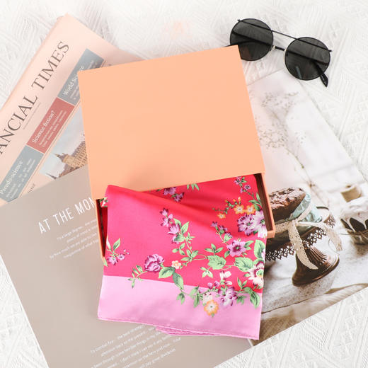 韩国品牌（桑蚕丝棉）印花小方巾 上 商品图3