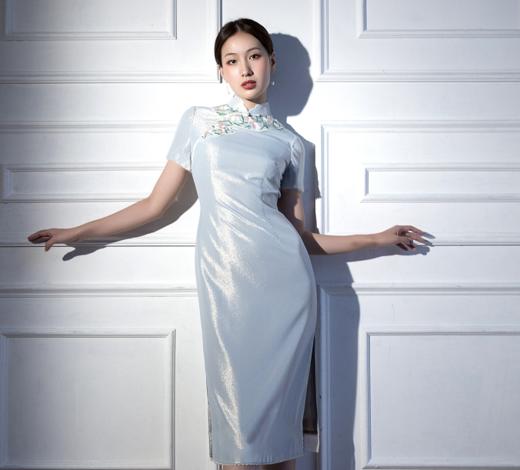 荷言HEYEN 苏园六纪【明星同款】淡蓝色珠光缎+花朵绣花手工旗袍 商品图1