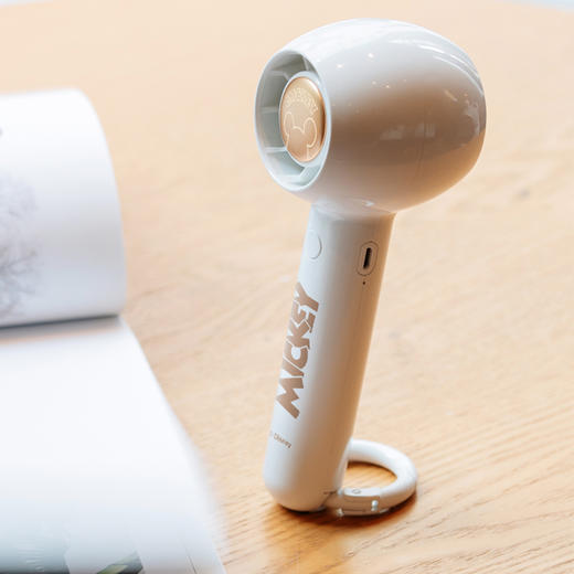 【小巧便携】Dinkein迪士尼联名小糖引擎手持风扇 出行无负担 可挂背包 聚风式风道 商品图4