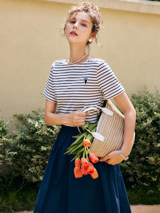 欧芮儿OLrain法式条纹短袖T恤女夏季2022年新款一字领刺绣上衣 商品图3