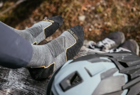 【课堂】登山时，为了让脚少受苦，你该怎么选袜子？ 