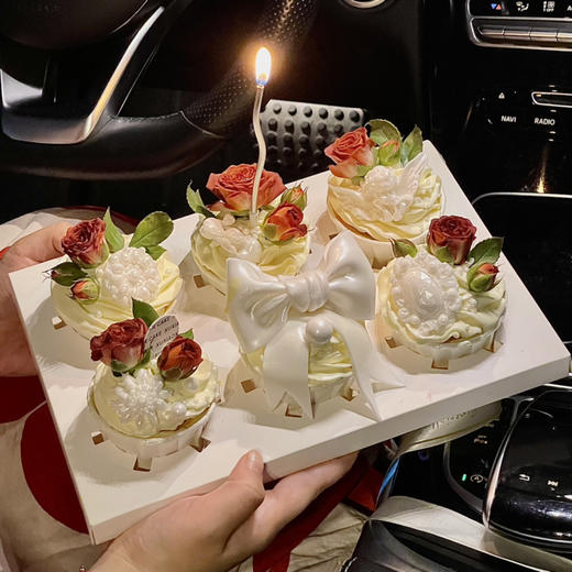 鲜花翻糖奶油霜翻糖蝴蝶结纸杯（表面鲜花不可食用） 商品图0