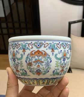 斗彩团花卷草纹缸