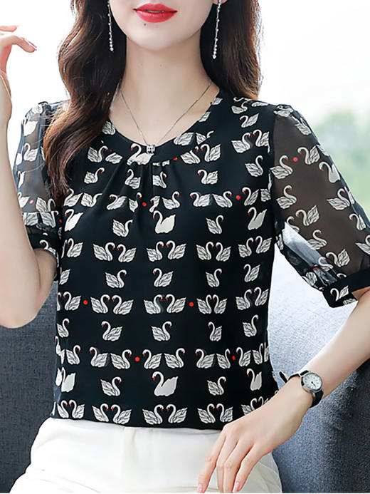 MZ803592  夏季设计感小众休闲宽松百搭减龄白天鹅印花蕾丝拼接2022新款上衣 商品图4