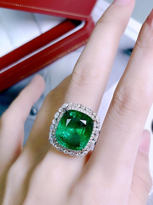 【两用款祖母绿戒指💍】 特惠价💰：11.8万🉐️不议价！戒指➕吊坠 2⃣️用款 18k金镶嵌钻石💎 颜色浓郁 主石：16.7克拉 钻石💎：77颗 总重：11.8克  带国际证书📄 商品图5