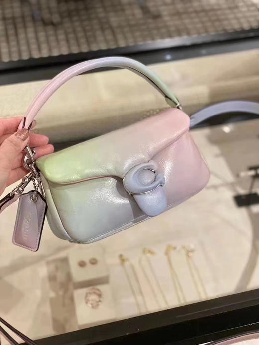 巨折史低价‼️史最低‼️Coach 专柜款pillow tabby 18云朵包 渐变色🍓🍓 商品图0
