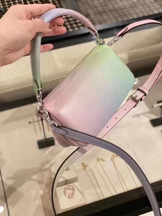 巨折史低价‼️史最低‼️Coach 专柜款pillow tabby 18云朵包 渐变色🍓🍓 商品图3