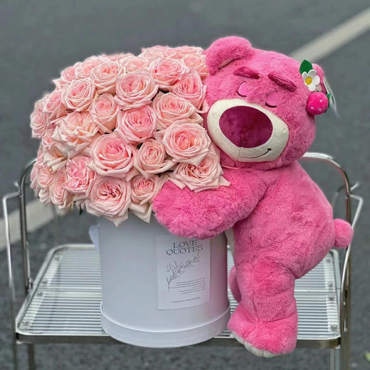 草莓熊鲜花抱抱桶 期待是你 莓你不行 商品图0