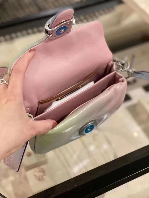 巨折史低价‼️史最低‼️Coach 专柜款pillow tabby 18云朵包 渐变色🍓🍓 商品图4