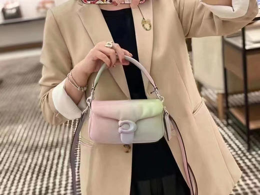 巨折史低价‼️史最低‼️Coach 专柜款pillow tabby 18云朵包 渐变色🍓🍓 商品图7