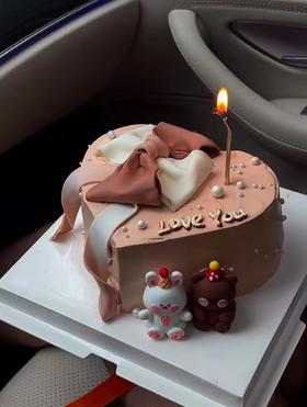 心形翻糖蝴蝶结蛋糕