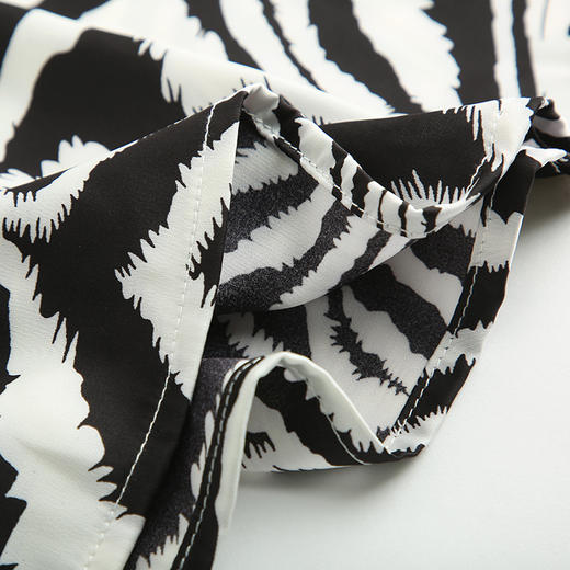 QHJY-2295夏装缎面印花吊带大码女装宽松前V领双肩带内搭外穿背心 商品图2