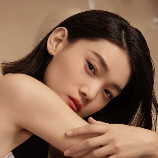 周六福5G黄金耳饰女3代无极金系列时髦金计价足金三角耳钉金饰 商品图2