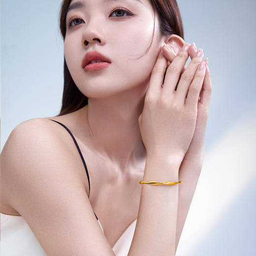 周六福5D黄金手镯女款莫比乌斯环硬金亮面工艺手饰计价金镯子送礼 商品图4