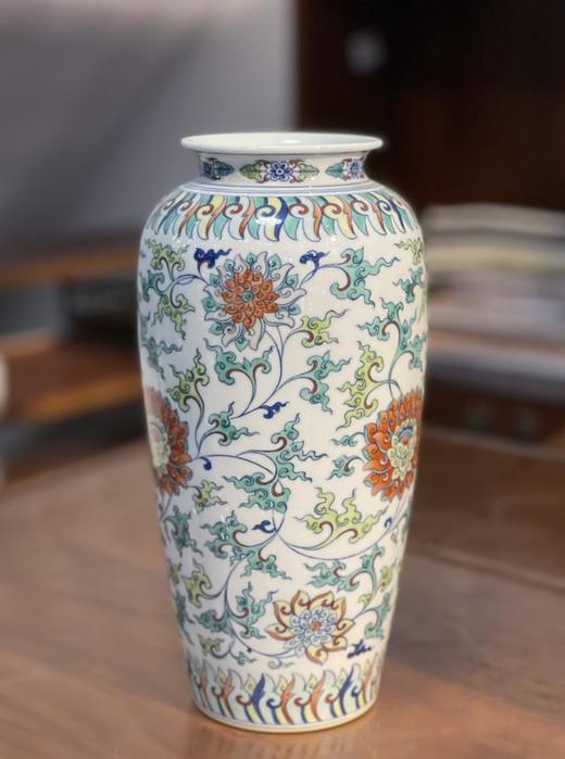 柴窑胎斗彩缠枝莲冬瓶 商品图0