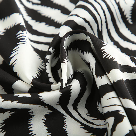 QHJY-2295夏装缎面印花吊带大码女装宽松前V领双肩带内搭外穿背心 商品图3