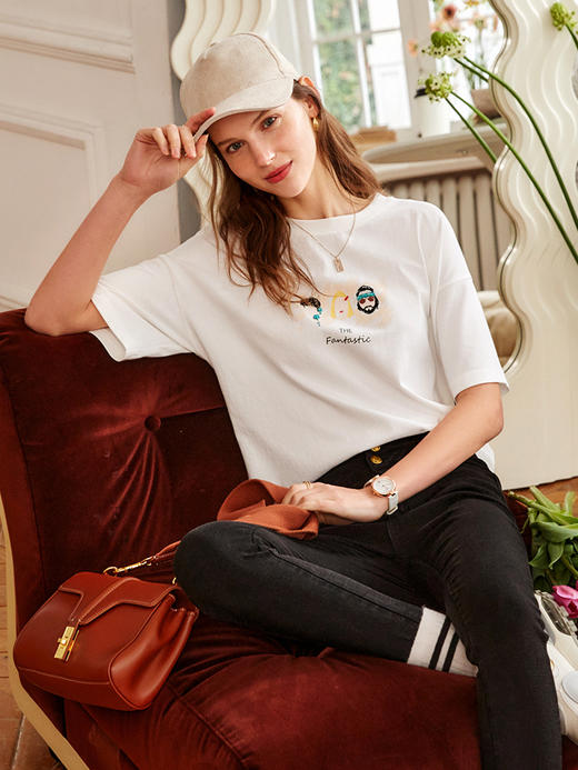 欧芮儿白色t恤女夏季2022年新款宽松时尚钉珠印花落肩袖圆领上衣 商品图2