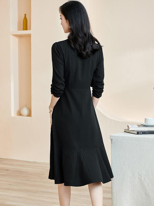 剩S 米思阳2024秋季新款通勤休闲黑色提花连衣裙宽松系带中长裙2142 商品图2