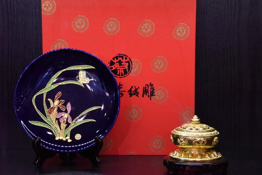 中华老字号蔡氏漆线雕空谷幽兰盘（8英寸蓝釉） 商品图1