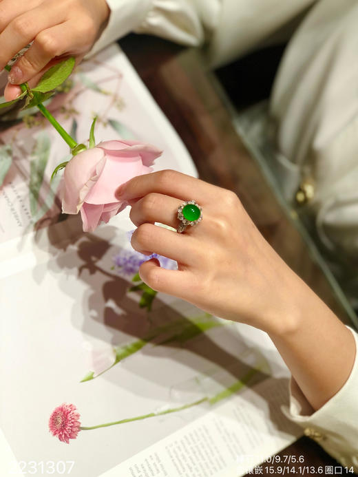 2231307，高冰艳绿蛋面戒指。具体价格微信咨询 商品图4
