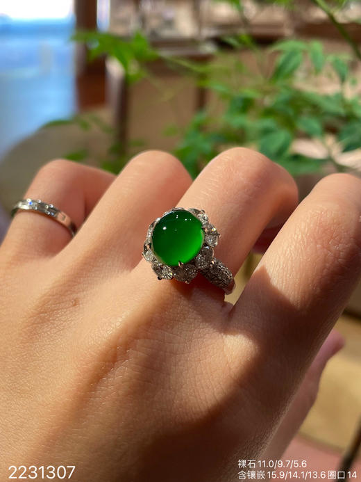 2231307，高冰艳绿蛋面戒指。具体价格微信咨询 商品图3