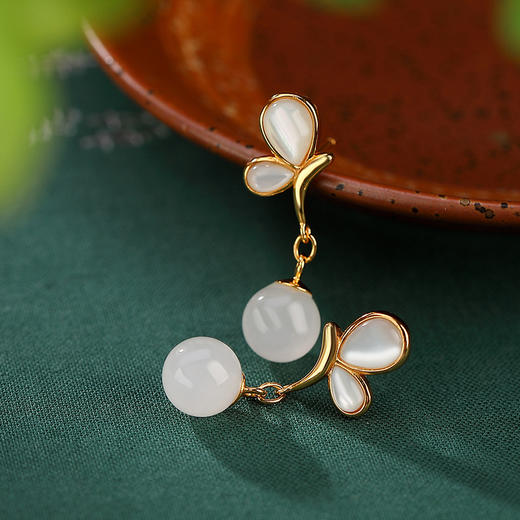 【花香蝶舞】S925银镀金和田白玉圆珠蝴蝶耳饰【CW-80401】 商品图1