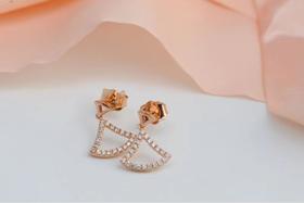 金麒麟 扇型项链高级感小裙子吊坠锁骨链