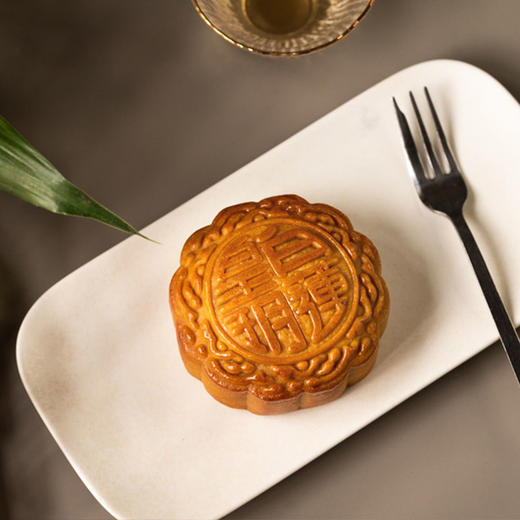 香港进口皇玥 双黄白莲蓉月饼 740g礼盒装 4个月饼 商品图4