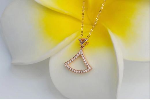 金麒麟 扇型项链高级感小裙子吊坠锁骨链 商品图1