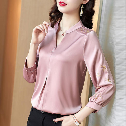 DP4503  2022新款大码宽松仿真丝缎面t恤女V领绣花七分袖衬衫时尚上衣 商品图4