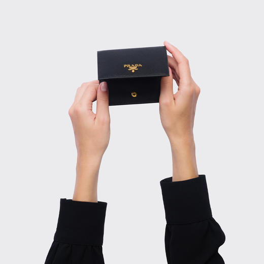 PRADA 普拉达 女士小号 Saffiano 皮革金属刻字徽标钱包 黑色 1MV204 QWA F0002 商品图3