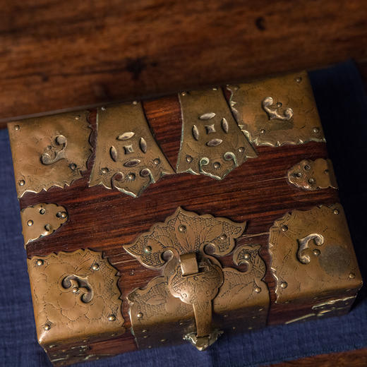 清 红木铜包角錾刻鱼籽花卉纹宝箱 商品图2